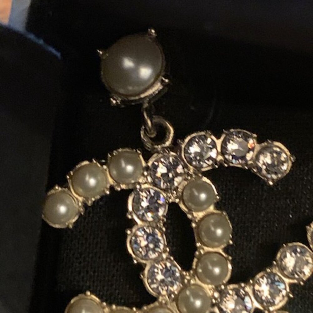 Chanel White Faux Pearls and Crystals - Picture 10 of 10